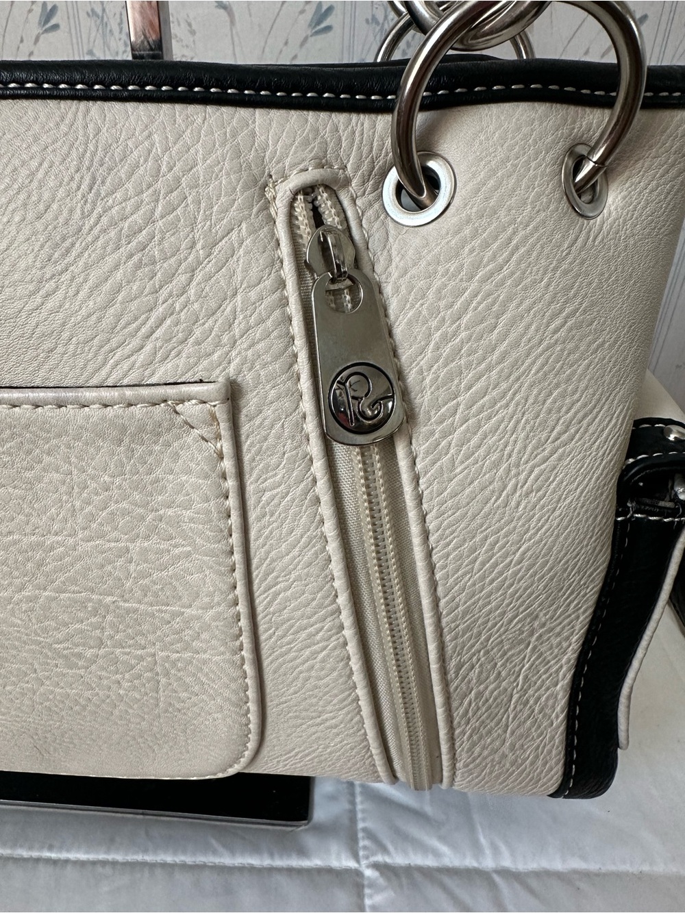 P & G Western-inspired Rhinestone Cross Concealed Carry Shoulder Bag - Picture 6 of 16